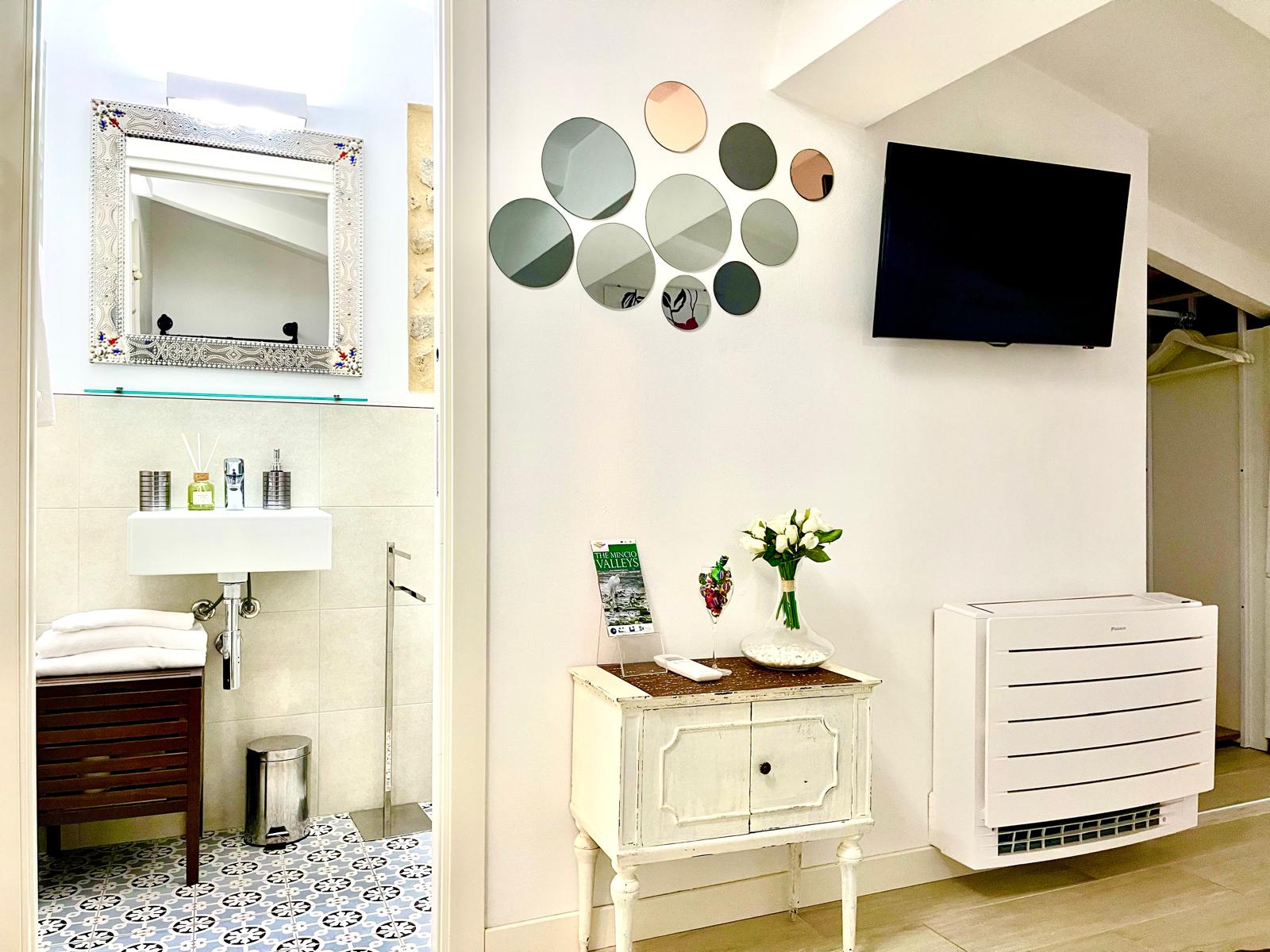 Camera Budget Doppia con Letti Singoli con TV e accesso al bagno
