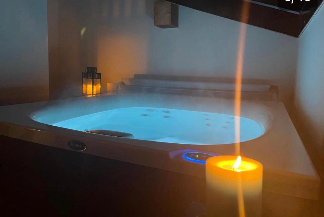 Jacuzzi privata dell'Appartamento Suite Deluxe di sera