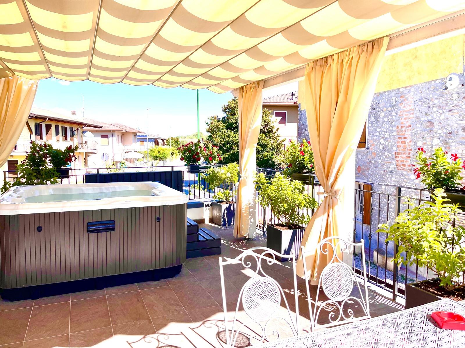 Jacuzzi in terrazza a Dimora di Charme